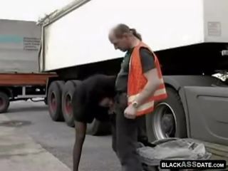 Gara alkaş sürmek on ýaşy ýeten truck driver outside