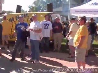 الحفلات و وامض الثدي في حين tailgating خارج iowa مدينة football لعبة