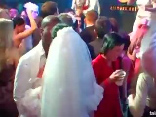 Madhështor i eksituar brides thith i madh cocks në publike