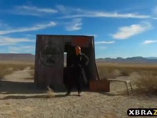 Величезний цицьки машина mechanic ніккі benz анал секс в в пустеля