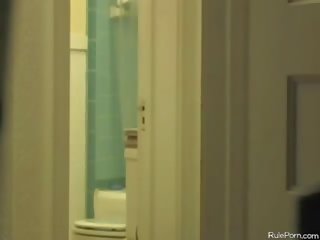 Verborgen camera van vrouw na douche