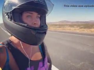 Felicity feline motorcycle goddess ratsutamine aprilia sisse rinnahoidja