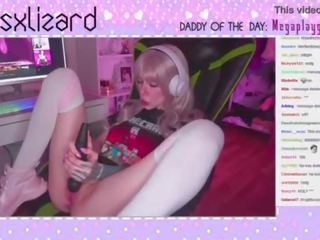 Gamer lady forgets to turn off Stream and squirt in live