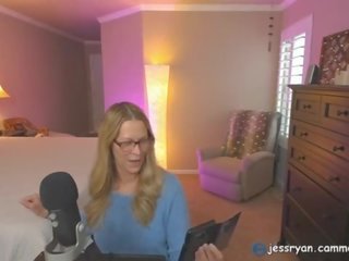 Матуся camgirl jess райан дає an honest член рейтинг jessryan&period;manyvids&period;com