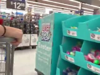 Sebuah nyata orang aneh rekaman sebuah sangat indah perempuan di walmart -